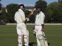 Richard Clarke and Adil Parker discuss the Lydney bowlers, Aug 2009